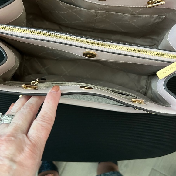 NWOT MICHAEL KORS. Teagan Pebble Leather Large Logo Shoulder bag. - Picture 4 of 5